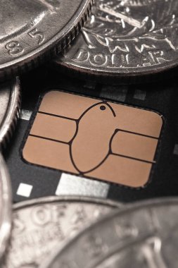 Çeyrekliklerimiz bir banka plastik kartının etrafına yakın plan çekilir. Amerikan paraları, para, online ticaret, ödemeler ve transferler. Dikey çekim. Makro