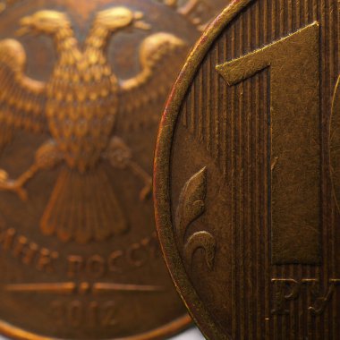 Rus sikkeleri 10 ruble, çok yakın plan. Rusya Merkez Bankası, yeniden finansman oranı, enflasyon, devalüasyon. Depozito, kredi, tasarruf, faiz oranı. Karanlık illüstrasyon. Makro