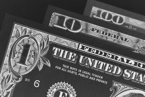 100ドルの米国の銀行券 クローズアップ デノミネーション図 アメリカ経済 為替レート インフレ 切り下げ 反転黒と白の写真 マクロ — ストック写真