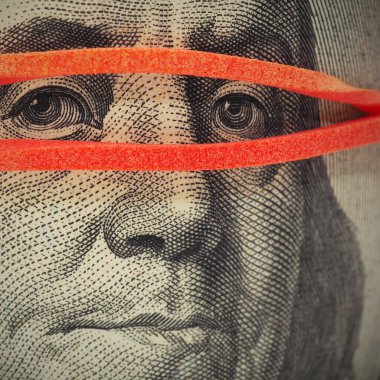 100 dolarlık banknot çok yakın. Franklin 'in yüzü maske gibi lastik bir bantla kaplı. Amerikan ekonomisi ve devalüasyonuyla ilgili haberler. Gözetleme, sade anahtar. Kare atış. Makro