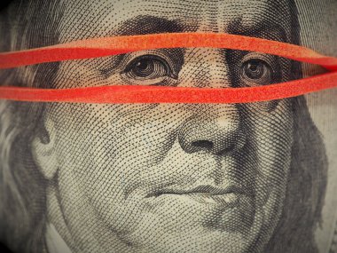100 dolarlık banknot çok yakın. Franklin 'in yüzü maske gibi lastik bir bantla kaplı. Amerikan ekonomisi ve niceliksel kolaylaşma hakkında haberler. Gözetleme, sade anahtar. Makro