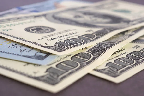 美国100美元的旧钞票和新型钞票都贴在一张褐色的背景特写上 美国经济 通货膨胀和货币贬值 国家货币 — 图库照片