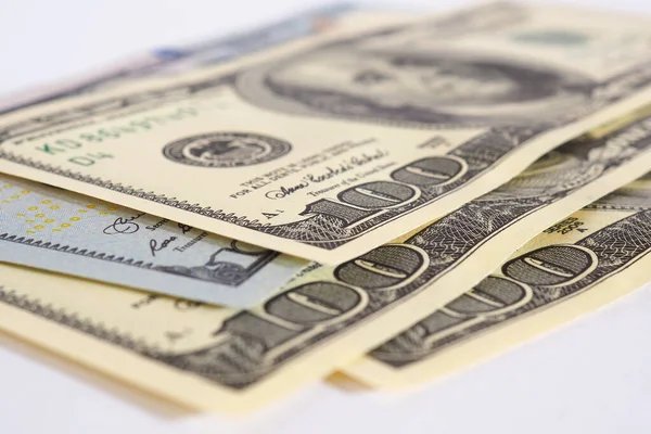美国100美元的旧钞票和新型钞票躺在一张白纸表面的特写上 美国经济 通货膨胀和货币贬值 国家货币 储蓄和美元汇率 — 图库照片