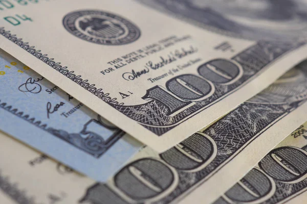 Eski ve yeni tip 100 dolarlık banknotlar. Amerikan ekonomisi, enflasyon ve devalüasyon. Ulusal para birimi. Makro