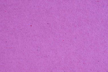 Mor leylak kartonunun yüzeyi. Selüloz lifli pürüzlü doğal kağıt dokusu. Parlak doymuş renk. Arkaplan ya da duvar kağıdı. Yukarıdan yukarıdan bir görüntü. Makro