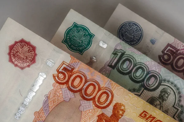 5000 1000 500ルーブルのロシアの銀行券は灰色の背景にかかっています 経済をテーマにした暗い 悲観的なイラスト エフェクトショット高齢者 最上階だ — ストック写真