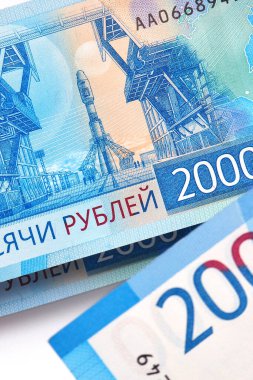 Rus parası 2000 ruble yakın plan. Ekonomi, durgunluk, enflasyon, devalüasyon. Yatırımlar ve tasarruflar. Keskinlik ve kontrastın artması. Dikey çekim. Yukarıdan yukarıdan bir görüntü. Makro