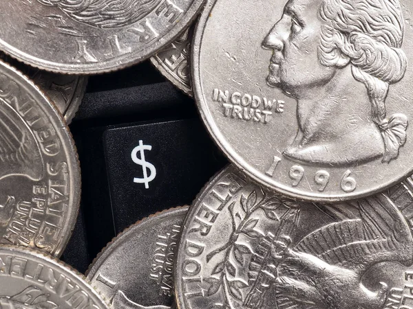 ドル記号 米国のお金の4分の1コインは アメリカの通貨記号を持つボタンの周りの黒いコンピュータのラップトップキーボードにあります オンライン取引 電子商取引 支払いと転送 — ストック写真