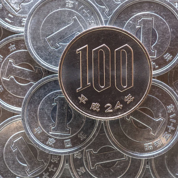 100 Лежать Полі Японських Монет Ієні Новини Про Економіку Фінанси — стокове фото