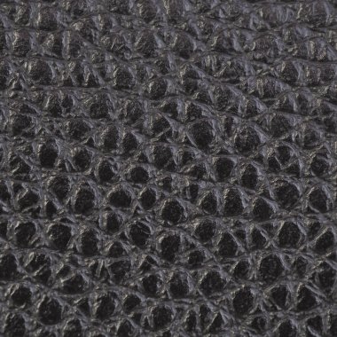 Deri arka plan, siyah, parlak, engebeli, dokulu. Yeniden yapılandırılmış deri. Gerçek doğal materyalin yerine. Karanlık zemin ya da duvar kağıdı. Kontrastı düşürdüm. Kare atış. Makro