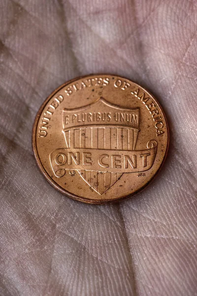 Американская Монета Цент Лежит Грязной Ладони Крупным Планом Впечатляющий Впечатляющий — стоковое фото