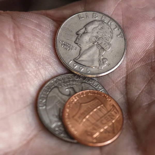 Moedas Americanas Centavos Estão Uma Palma Suja Perto Impressionante Dramático — Fotografia de Stock