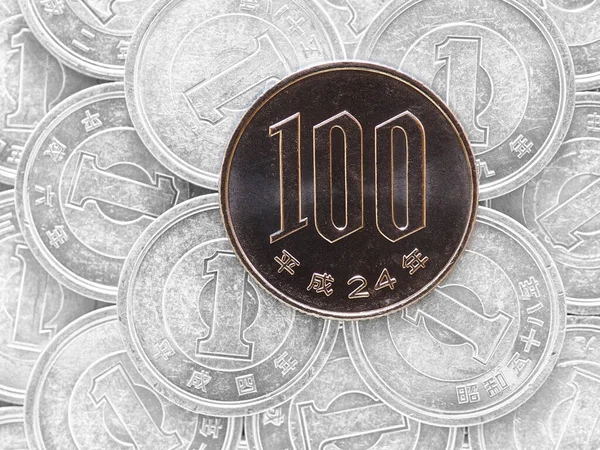100 Γιεν Βρίσκονται Ένα Χωράφι Ιαπωνικά Νομίσματα Στο Γιεν Νέα — Φωτογραφία Αρχείου