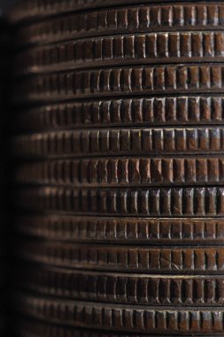 ABD sikkelerinin 25 sentlik birikintilerinin arka planı. Amerikan mahallesinin duvarına yakın çekim. Ekonomik, finansal ya da bankacılık konularında karanlık atmosferik dramatik arka plan. Makro