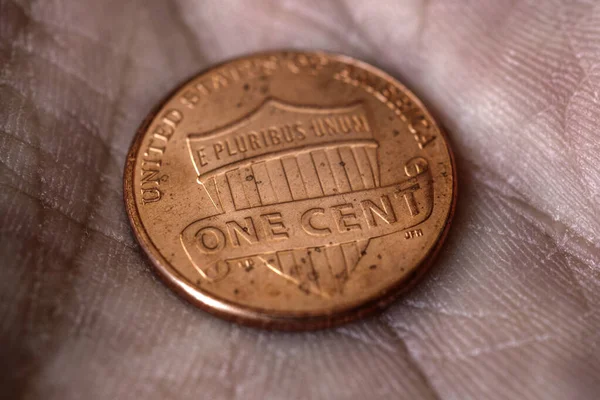美国1美分硬币放在一个靠近的肮脏的手掌上 一个令人印象深刻的 戏剧性的镜头与老化的效果 低工资的劳动 无家可归的人 — 图库照片