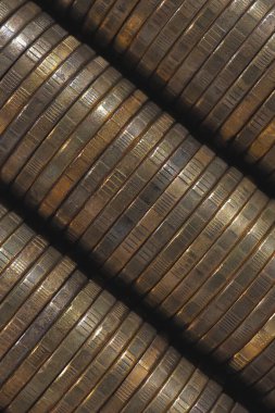 Sarı pirinç para yığınlarının arka plan ve kenarlarından görüntü boyunca çapraz bir açıyla yerleştirilmiş. 10 Rus rublesi kapanıyor. Karanlık dikey zemin ya da ekonomik ve bankacılık konularındaki duvar kağıtları. Makro