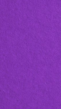 Koyu menekşe karton yüzeyi. Selüloz lifli pürüzlü kağıt dokusu. Doymuş renk. Mor dikey arkaplan ya da telefon ya da cep telefonu için duvar kağıdı. Makro