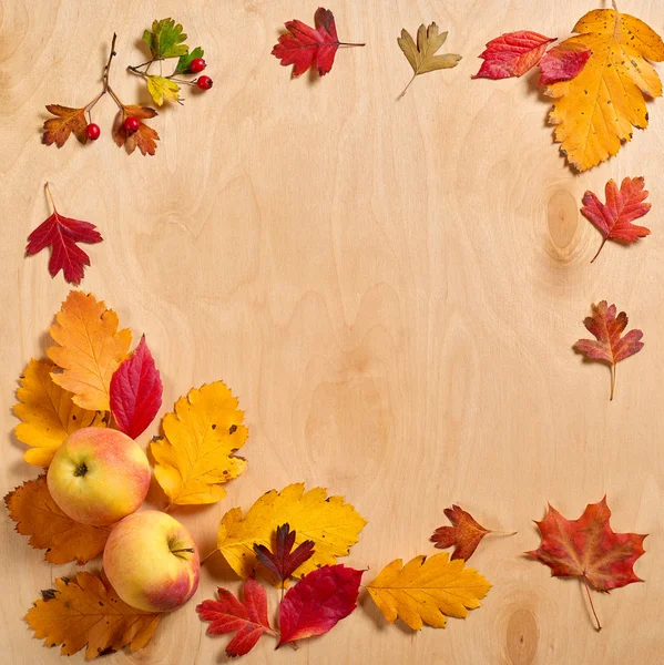 Herbst Rahmen aus Blättern auf Holz Hintergrund — Stockfoto