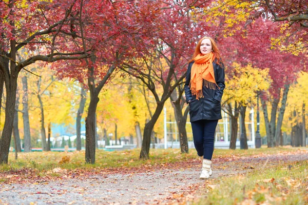 Chica caminar en sendero en el parque de la ciudad, temporada de otoño — Foto de Stock