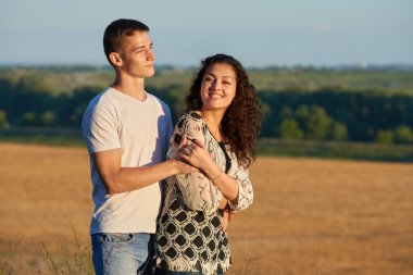 mutlu genç çift poz yüksek ülke açık Tarih, romantik insanlar kavramı, yaz sezonu