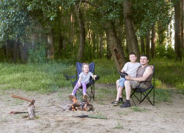 insanlar, ormanda kamp aile içinde tabiat, etkin kindle yangın, yaz sezonu