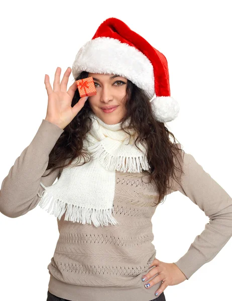 흰색 배경, 크리스마스 휴가 개념, 행복과 감정에 포즈, 산타 모자 초상화에 작은 선물 상자와 소녀 — 스톡 사진