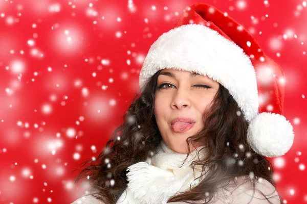 Dziewczyna w santa hat portret na czerwony kolor tła, Boże Narodzenie wakacje koncepcja, szczęśliwy i emocje — Zdjęcie stockowe