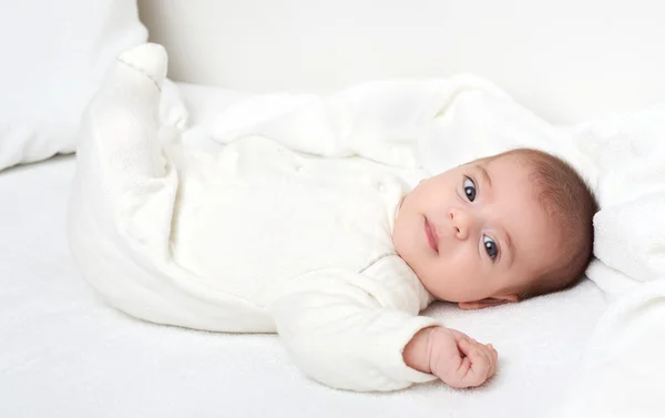 Bebé en toalla blanca en la cama — Foto de Stock