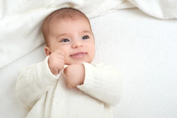 Baby portait lie on white towel in bed — Stock Photo, Image