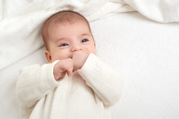 Babyportait liegt auf weißem Handtuch im Bett — Stockfoto