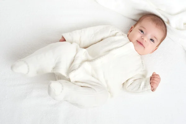 Baby portait lie on white towel in bed — Stock Photo, Image