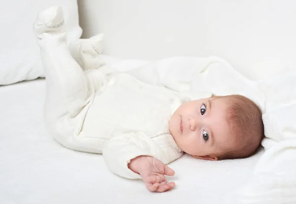 Baby auf weißem Handtuch im Bett — Stockfoto