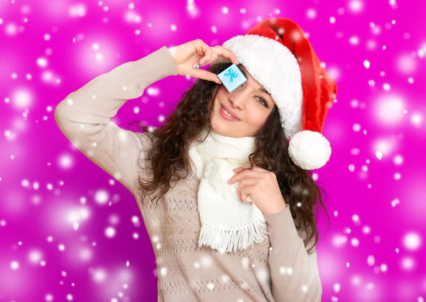 Dziewczyna w santa hat portret z małe pudełko pozowanie na tle różowy kolor, Boże Narodzenie wakacje koncepcja, szczęśliwy i emocje — Zdjęcie stockowe
