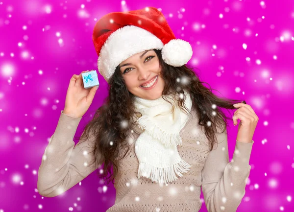 Ragazza in ritratto di Babbo Natale con piccola scatola regalo in posa su sfondo di colore rosa, concetto di festa di Natale, felice ed emozioni — Foto Stock