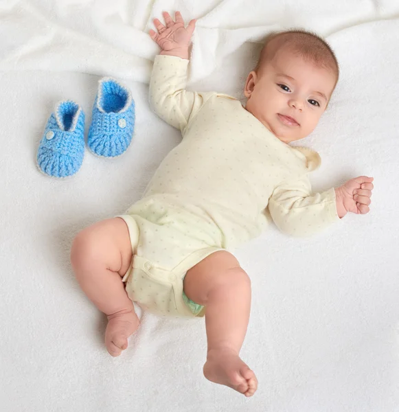 Baby portrait lie on white towel in bed — Stock Photo, Image