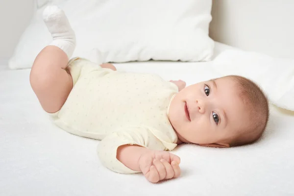 Retrato de bebé se encuentran en la toalla blanca en la cama — Foto de Stock