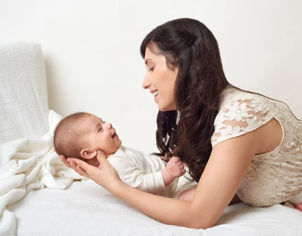 Mãe com retrato de bebê, conceito de maternidade feliz — Fotografia de Stock