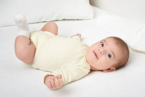 Baby portrait lie on white towel in bed — Stock Photo, Image