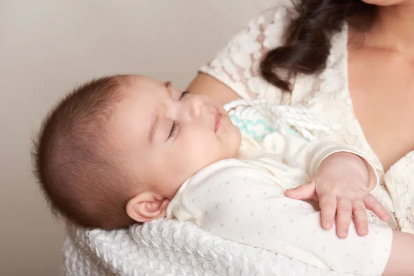 Madre con retrato de bebé dormido, concepto de maternidad feliz — Foto de Stock