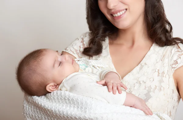 Mãe com bebê adormecido retrato, conceito de maternidade feliz — Fotografia de Stock