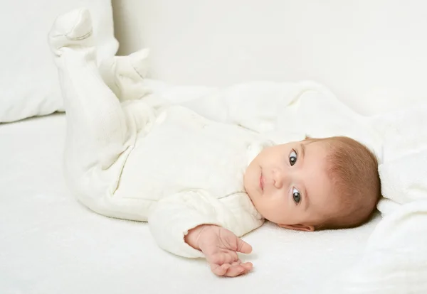 Bebé en toalla blanca en la cama, tonificado amarillo — Foto de Stock