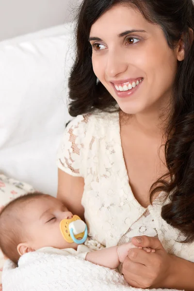赤ちゃんの肖像画、幸せなマタニティのコンセプトを持つ母 — ストック写真
