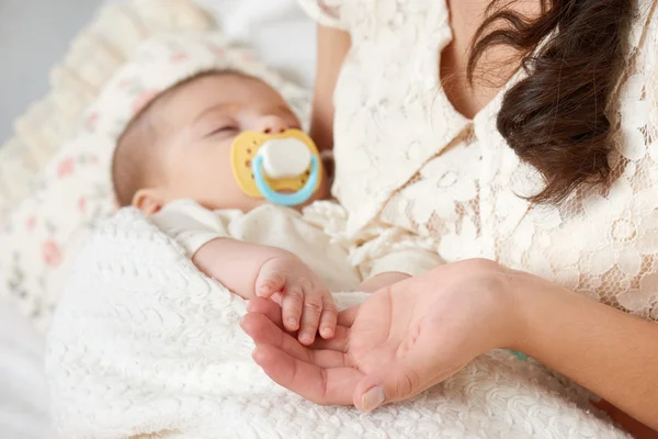 Bebé dormir en la mano de la madre, concepto de maternidad feliz — Foto de Stock