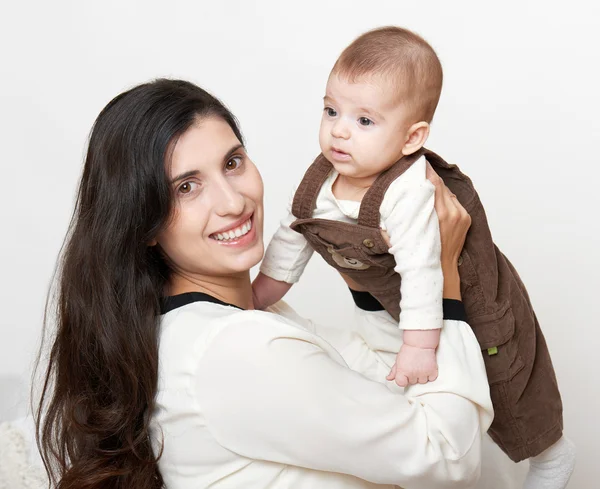 Mãe e bebê, feliz retrato de família no fundo branco — Fotografia de Stock