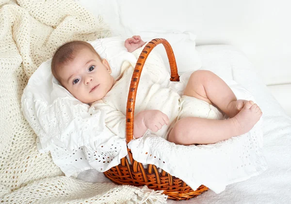 Baby portrait lie on white towel in bed — Stock Photo, Image