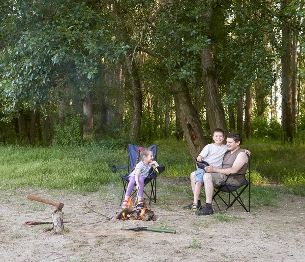 People camping in forest, family active in nature, kindle fire, summer season — Stock Photo, Image
