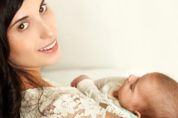 Mãe com bebê na mão retrato, conceito de maternidade feliz — Fotografia de Stock