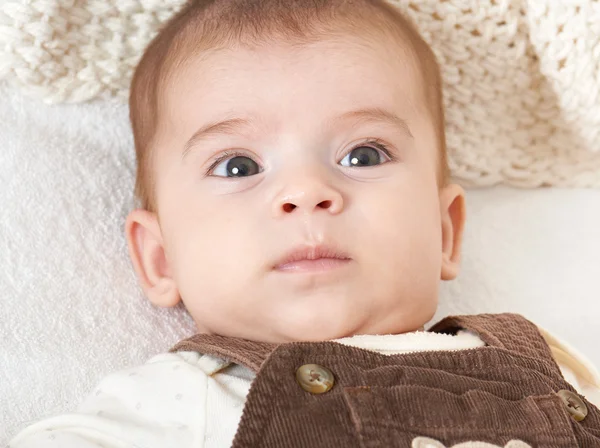 Baby portrait lie on white towel in bed — Stock Photo, Image