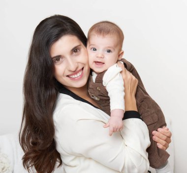 Anne bebek ve oyun, beyaz arka plan üzerinde mutlu aile portresi yetiştirme