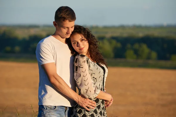 Feliz joven pareja posando alto en país al aire libre, concepto de gente romántica, temporada de verano — Foto de Stock